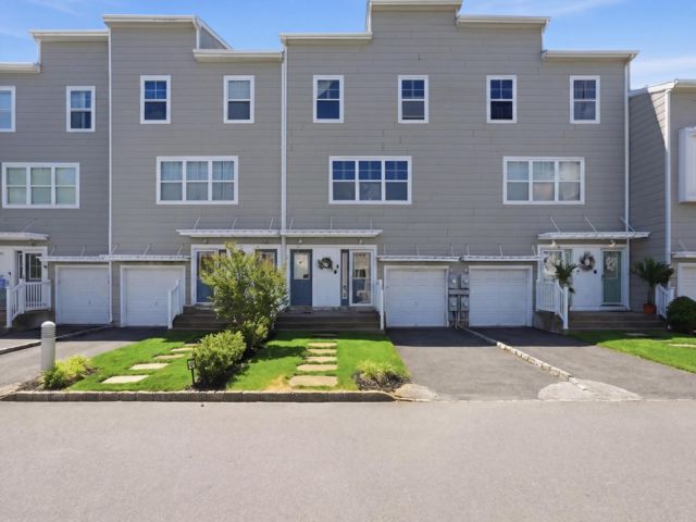  5 BR,  3.50 BTH &nbsp;Duplex style home in Arverne